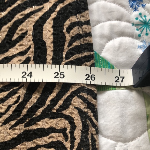 Jaclyn Smith Animal Print Blouse. - Picture 8 of 8